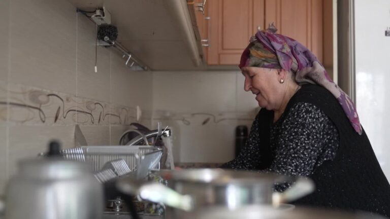 izmirde-emekli-dayanisma-kartiyla-emekliler-bir-nebze-rahatliyor-z38gBNCe.jpg