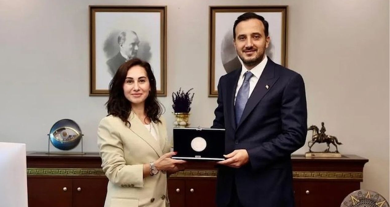 akpye gecen ozlem vural gurzel ataturkun o tablosunu kaldirdi raIBnVtT