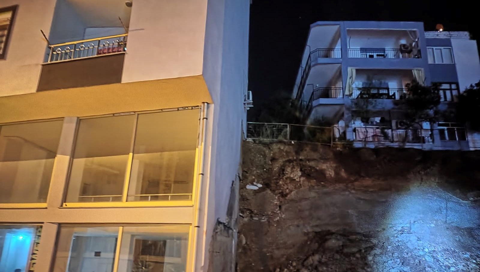 antalyada toprak kaymasi bir ev tahliye edildi tC6pqKK5