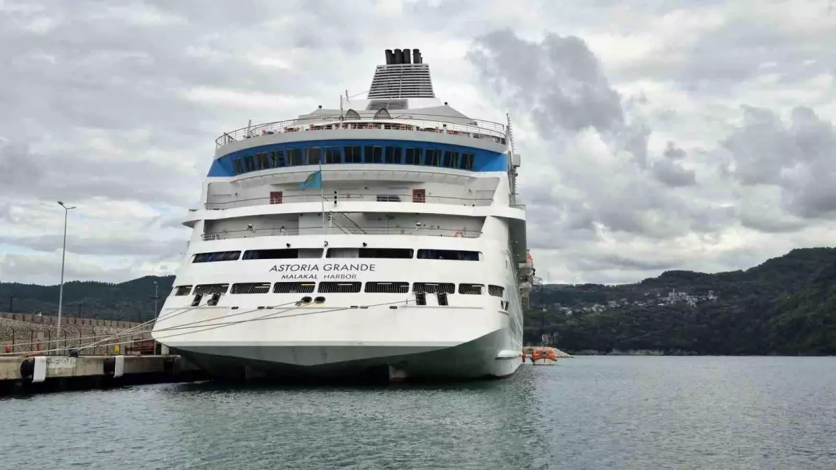 astoria grande gemisi amasra limaninda bakimda gbkTJhBV.jpg