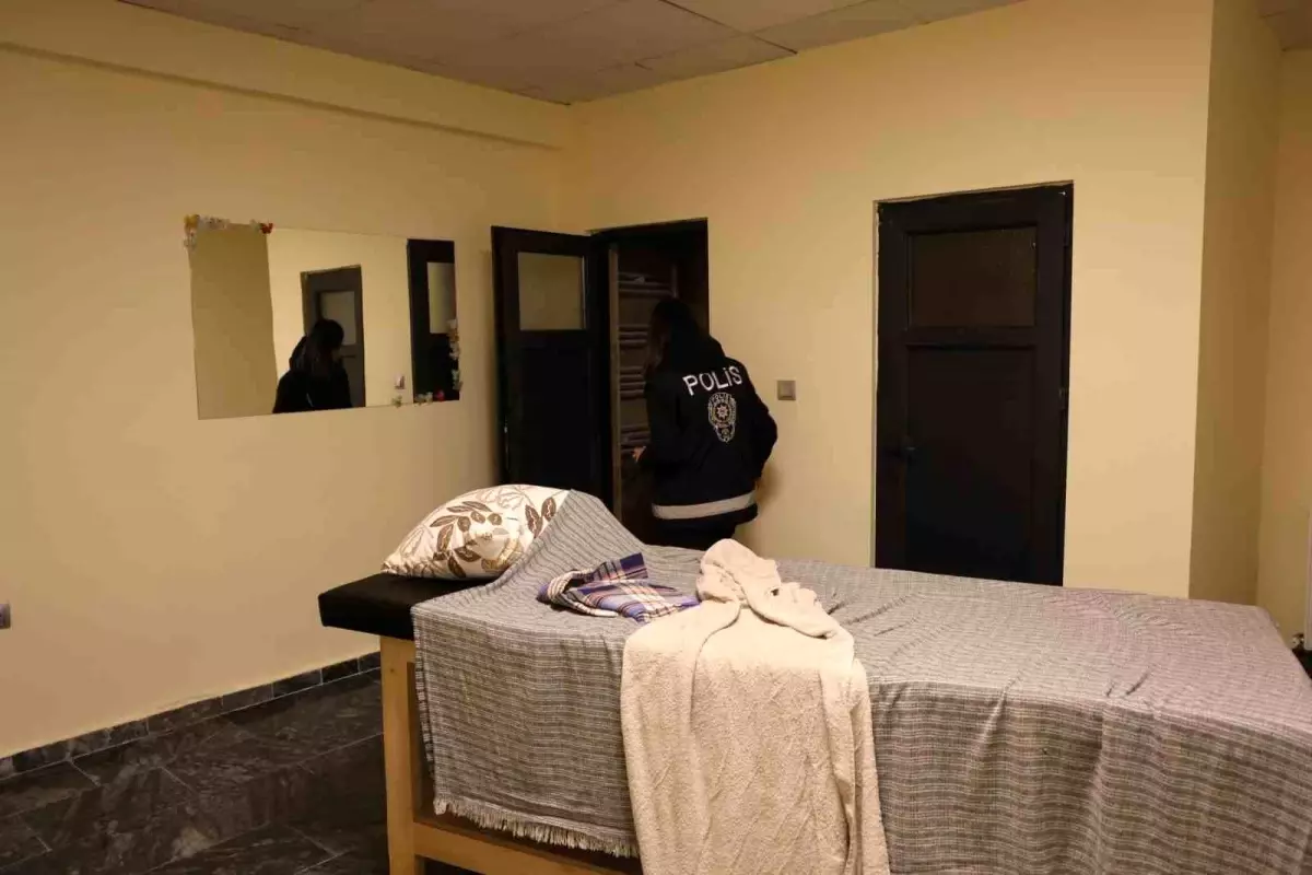 nevsehirde fuhus operasyonu 5 gozalti 6 kadin kurtarildi YFVdTX9S.jpg