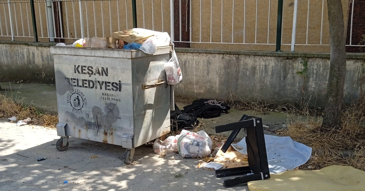 Kesanda vatandaslardan ot ve cop isyani eEZrSI2S
